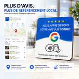 Plaque bleue posée sur un comptoir, à côté d’exemples de fiche Google et de résultats de recherche locale